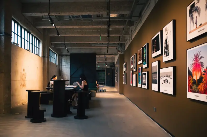 Bir fotoğraf galerisi yapay zekâ görüntüsü asınca