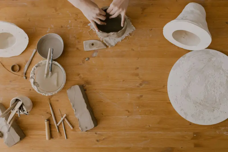 En Iwamura's Ceramics Hide Small Faces Inside Big Gestures