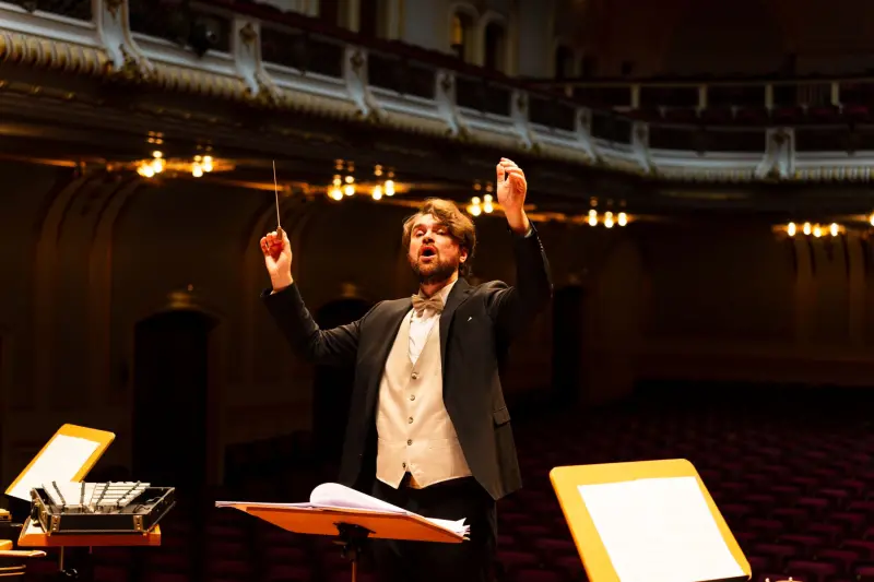A Touring Orchestra Gets an Identity Built From Music, Not Architecture